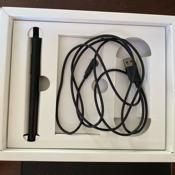 Wacom Intuos 6.0" x 3.7" Graphic Tablet with Stylus | drawing pad with pen - Picture 4 of 12